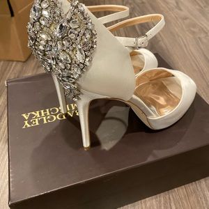 Badgley Mischka Size 8 Ivory heels